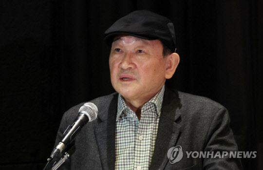 윤범모 국립현대미술관장이 10일 국립현대미술관 서울에서 올해 전시 계획 소개 후 기자들의 질문에 답하고 있다. 연합뉴스